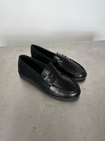 Produktfoto af OCTAVIA loafers, sort på grå baggrund - Fra BySofieSønderby