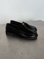 Produktfoto af OCTAVIA loafers, sort på grå baggrund - Fra BySofieSønderby