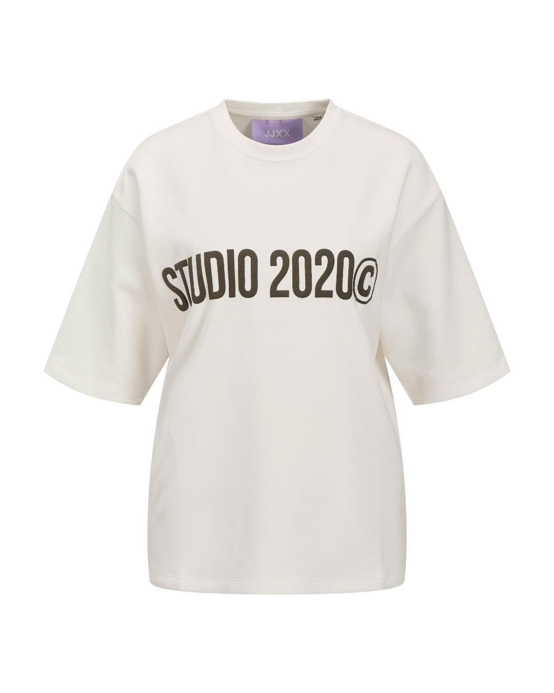 En hvid T-shirt med teksten "STUDIO 2020©" trykt i sort på forsiden. T-shirten hænger frit mod en neutral baggrund.