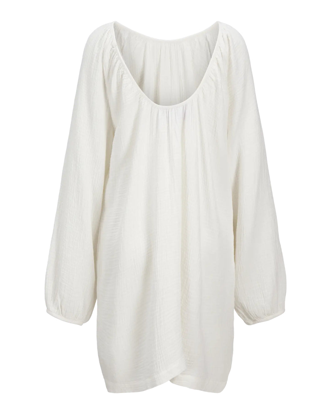Hvid løstsiddende bluse med lange ærmer hænger frit mod en neutral baggrund. Stoffet har en let, krøllet tekstur, og blusen har en rund udskæring.