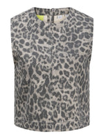 Ærmeløs vest med leopardmønster i grå og sorte nuancer. Den har en rund halsudskæring og lukkes bagpå med en knap. Etiket viser "MADE IN TURKEY" størrelse "S".