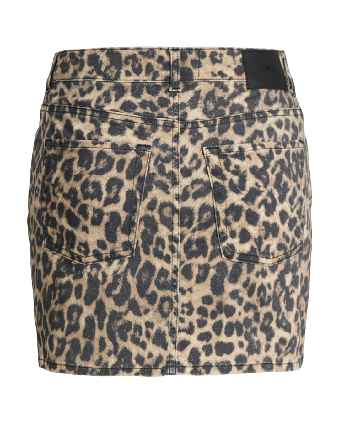 Leopardmønstret nederdel med to baglommer, set bagfra. I øverste højre hjørne er der en sort etikette med teksten "JXJ". Nederdelen er i en lys beige og sort farvekombination.