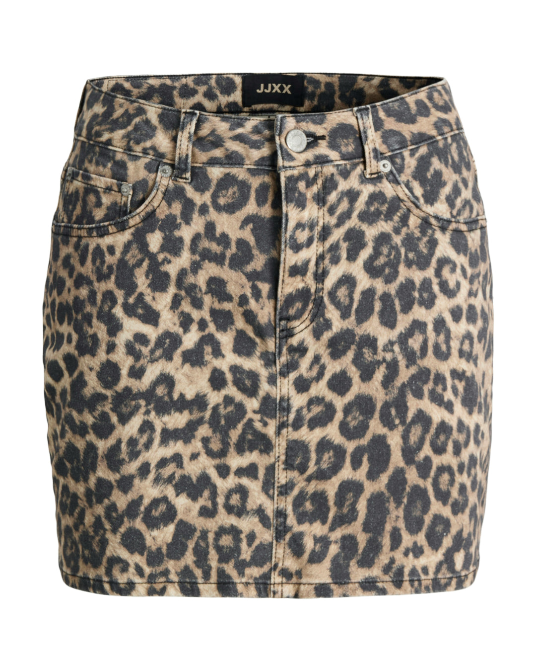 Leopardmønstret nederdel, der hænger statisk. Designet har en klassisk jeansstil med lommer og bæltestropper. Øverst ses teksten "JJXX" på en etiket. Baggrund er neutral.