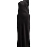 Sort, ærmeløs kjole i asymmetrisk design, hænger elegant, skaber en flydende silhuet på hvid baggrund. Stoffet ser glat og skinnende ud, uden ekstra detaljer eller udsmykninger.