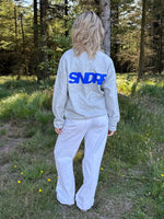 Modelfoto af pige, som bærer SNDRB sweatshirt, grå og NANNA jeans, hvid - alt fra BySofieSønderby