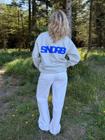 Modelfoto af pige, som bærer SNDRB sweatshirt, grå og NANNA jeans, hvid - alt fra BySofieSønderby