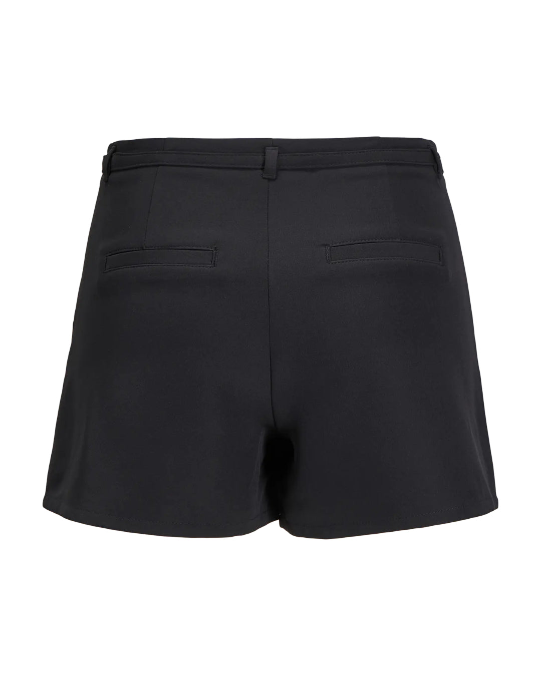 Et par mørke, korte shorts med to baglommer ses fra bagsiden. De er placeret mod en ensfarvet, lys baggrund, hvilket fremhæver deres design og pasform.