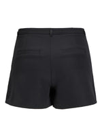 Et par mørke, korte shorts med to baglommer ses fra bagsiden. De er placeret mod en ensfarvet, lys baggrund, hvilket fremhæver deres design og pasform.