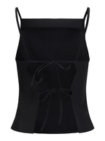 Sort crop top med tynde stropper og to bindebånd foran, placeret mod en hvid baggrund.