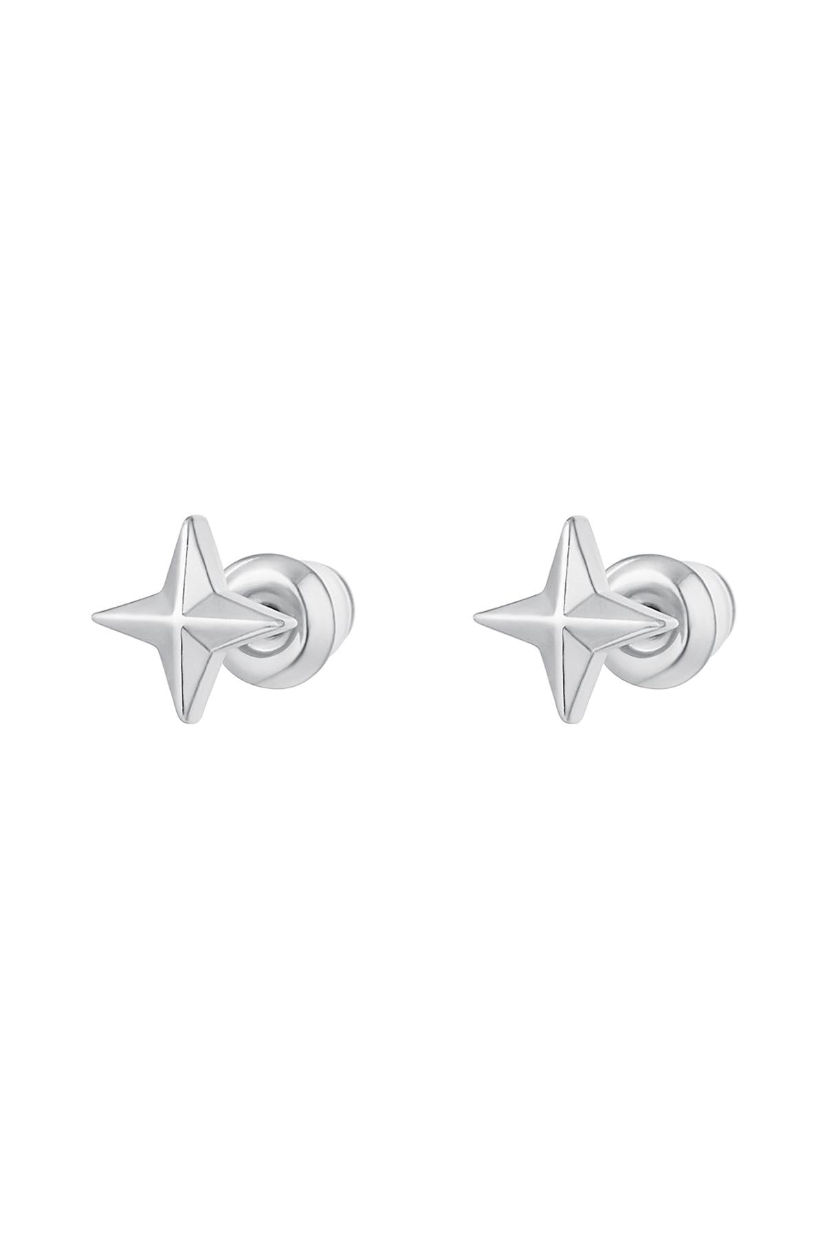 To stjerneformede ørestikker udført i skinnende sølv står ud mod en ensfarvet, hvid baggrund, hvilket fremhæver deres elegante og polerede design.