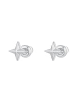 To stjerneformede ørestikker udført i skinnende sølv står ud mod en ensfarvet, hvid baggrund, hvilket fremhæver deres elegante og polerede design.