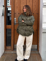 Modelfoto af pige i armyfarvet Stella jakke og beigefarvede Arianna jeans. Alt er fra BySofieSønderby