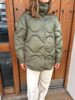 Modelfoto af pige i armyfarvet Stella jakke og beigefarvede Arianna jeans. Alt er fra BySofieSønderby