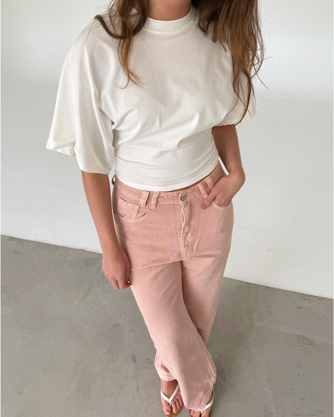 Pige med hvid TALULLA t-shirt og LORETTA jeans, lyserød fra BySofieSønderby