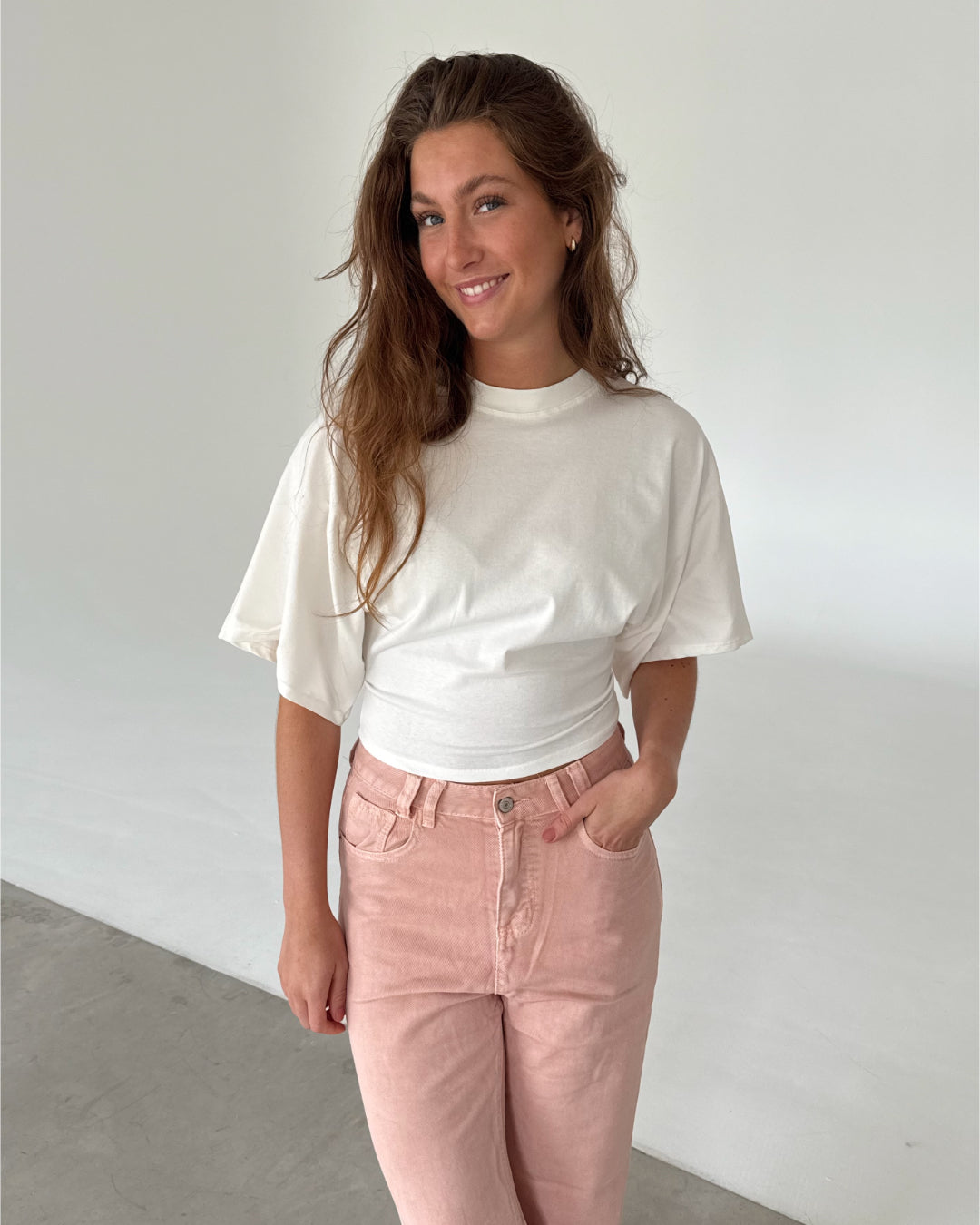 Pige med hvid TALULLA t-shirt og LORETTA jeans, lyserød fra BySofieSønderby