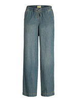 Blå denim-bukser med løbegang i taljen og snøre, hænger frit. Bukserne har en lige benform, og der ses ingen yderligere baggrundsdetaljer.