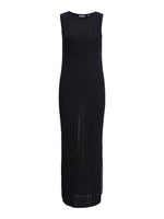 En gulvlang, ærmeløs, sort kjole med ribstrikket tekstur står oprejst mod en hvid baggrund, hvilket fremhæver dens elegante og simple design.