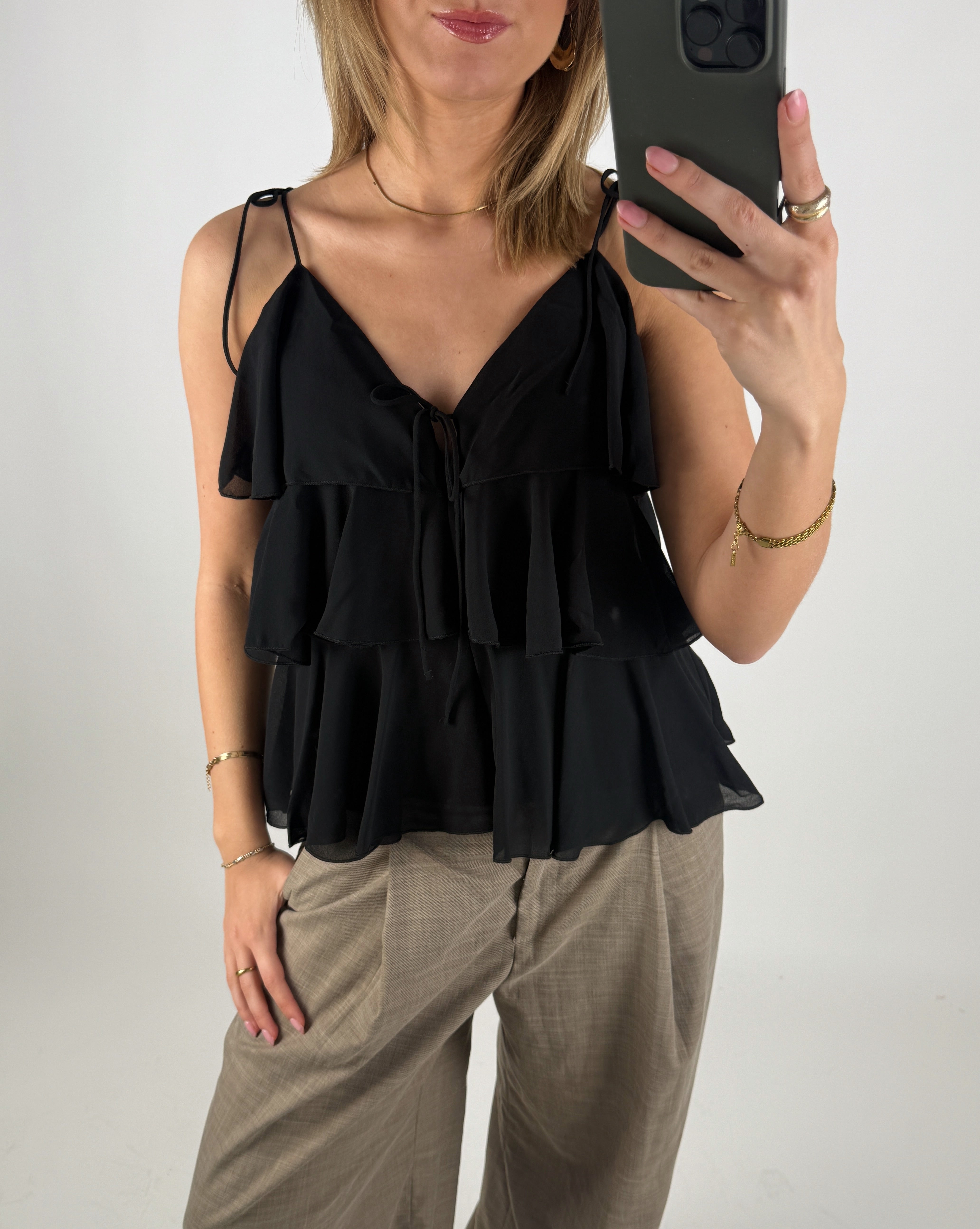 Modelbillede af sort REGITZE top. Set forfra. Fra BySofieSønderby