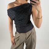 Modelbillede af sort LENNOX off shoulder top. Set forfra. Fra BySofieSønderby
