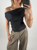 Modelbillede af sort LENNOX off shoulder top. Set forfra. Fra BySofieSønderby