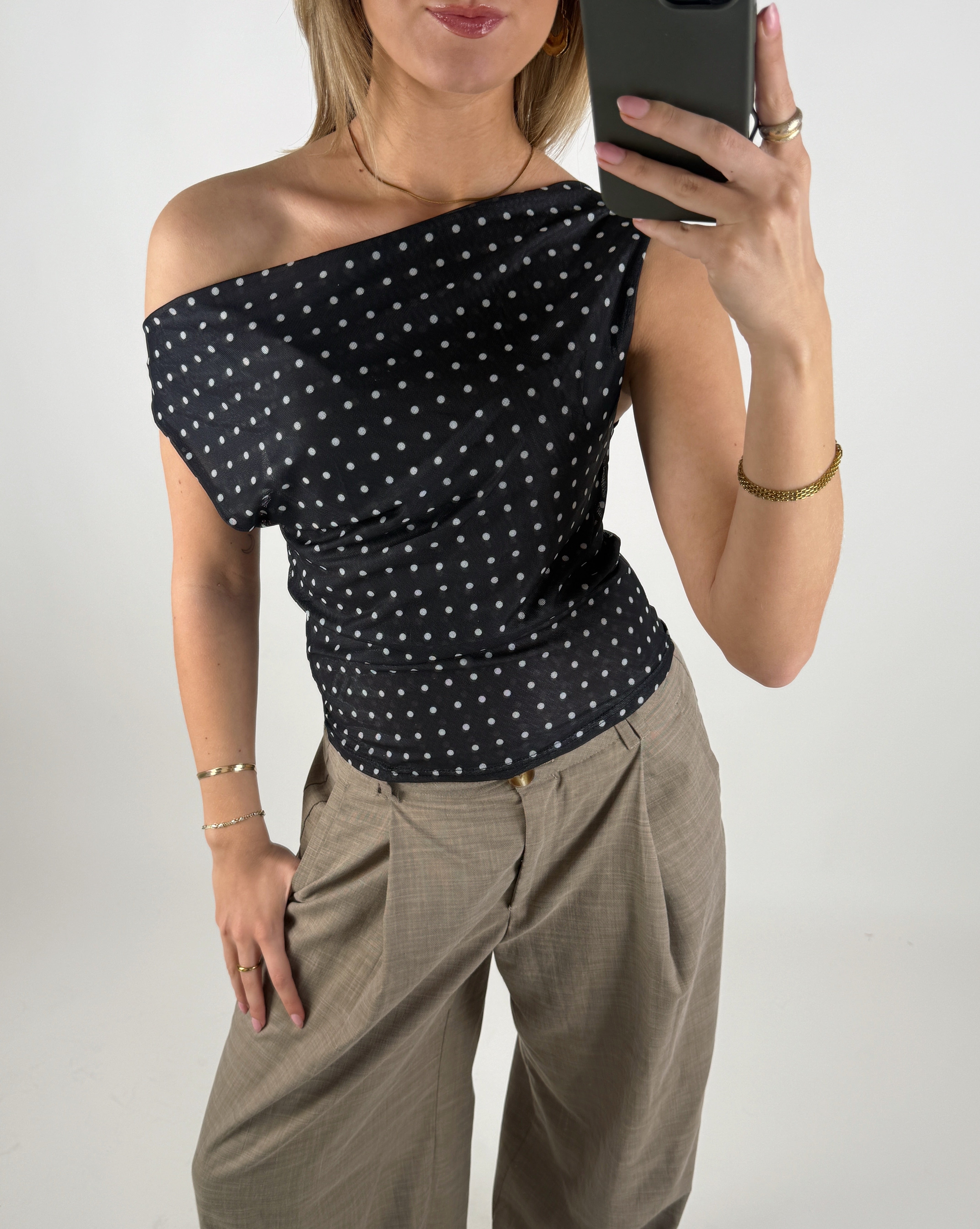 Modelbillede af sort LENNOX off shoulder top. Set forfra. Fra BySofieSønderby