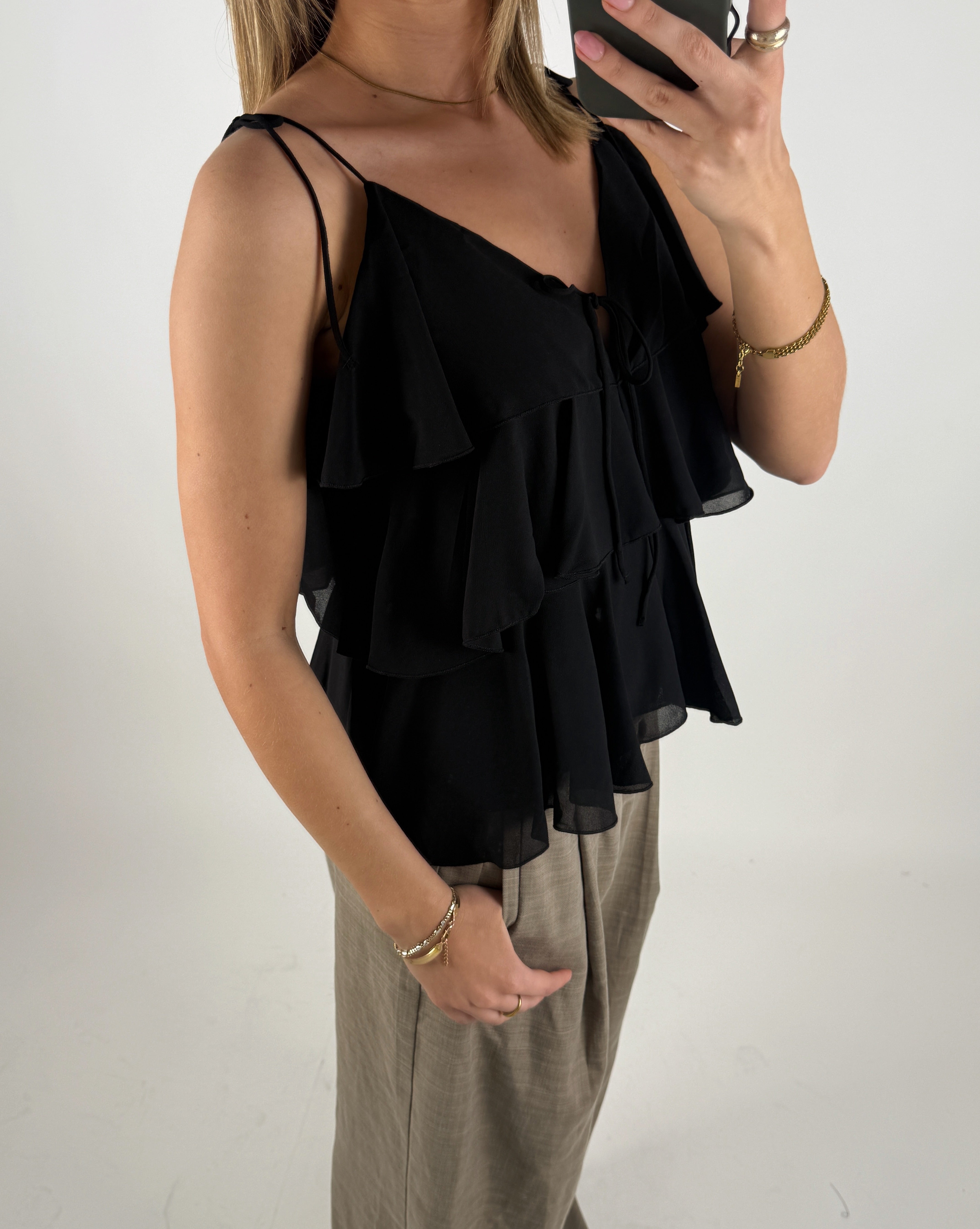 Modelbillede af sort REGITZE top. Set forfra. Fra BySofieSønderby