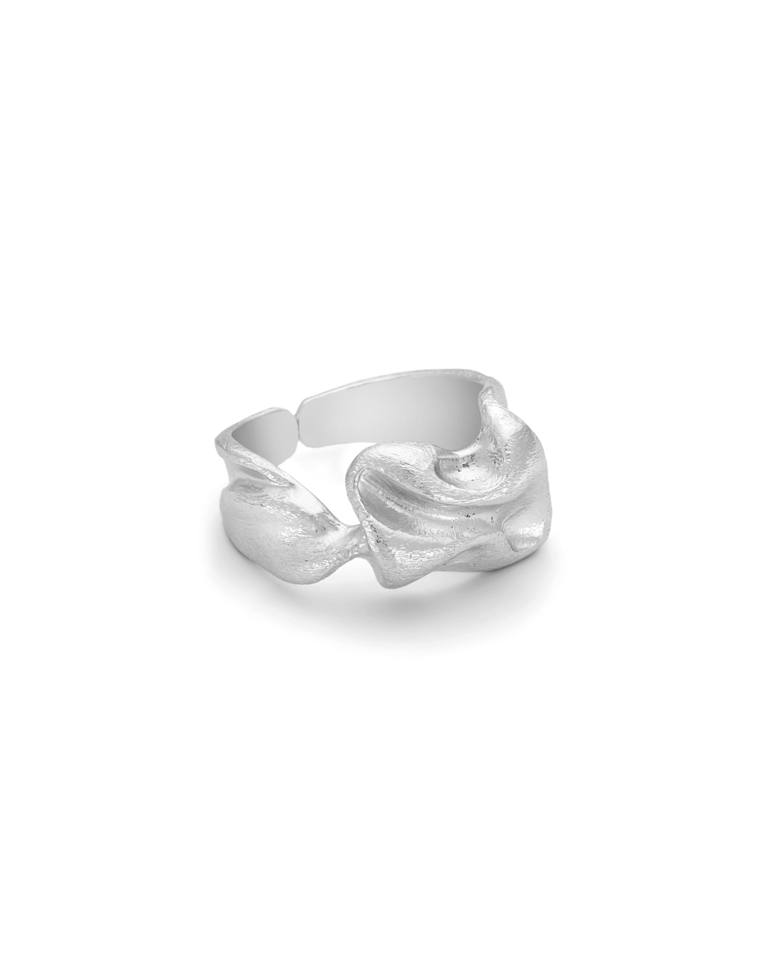 En sølvfarvet ring ligger på en hvid baggrund. Ringen har en organisk, skulpturel form, der ligner smeltet metal.