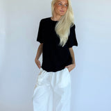 Modelbillede af navy SNDRB t-shirt med grå camouflage tryk. Set forfra. Fra BySofieSønderby