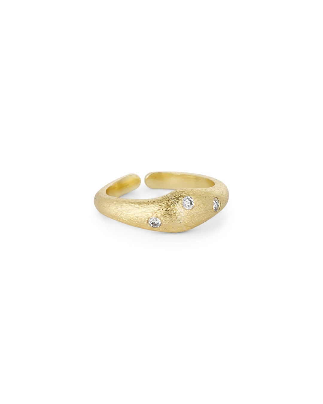 En gylden ring, prydet med tre små diamanter, ligger på en hvid baggrund. Ringen har en åben ende og en mat, tekstureret overflade.
