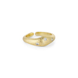 En gylden ring, prydet med tre små diamanter, ligger på en hvid baggrund. Ringen har en åben ende og en mat, tekstureret overflade.