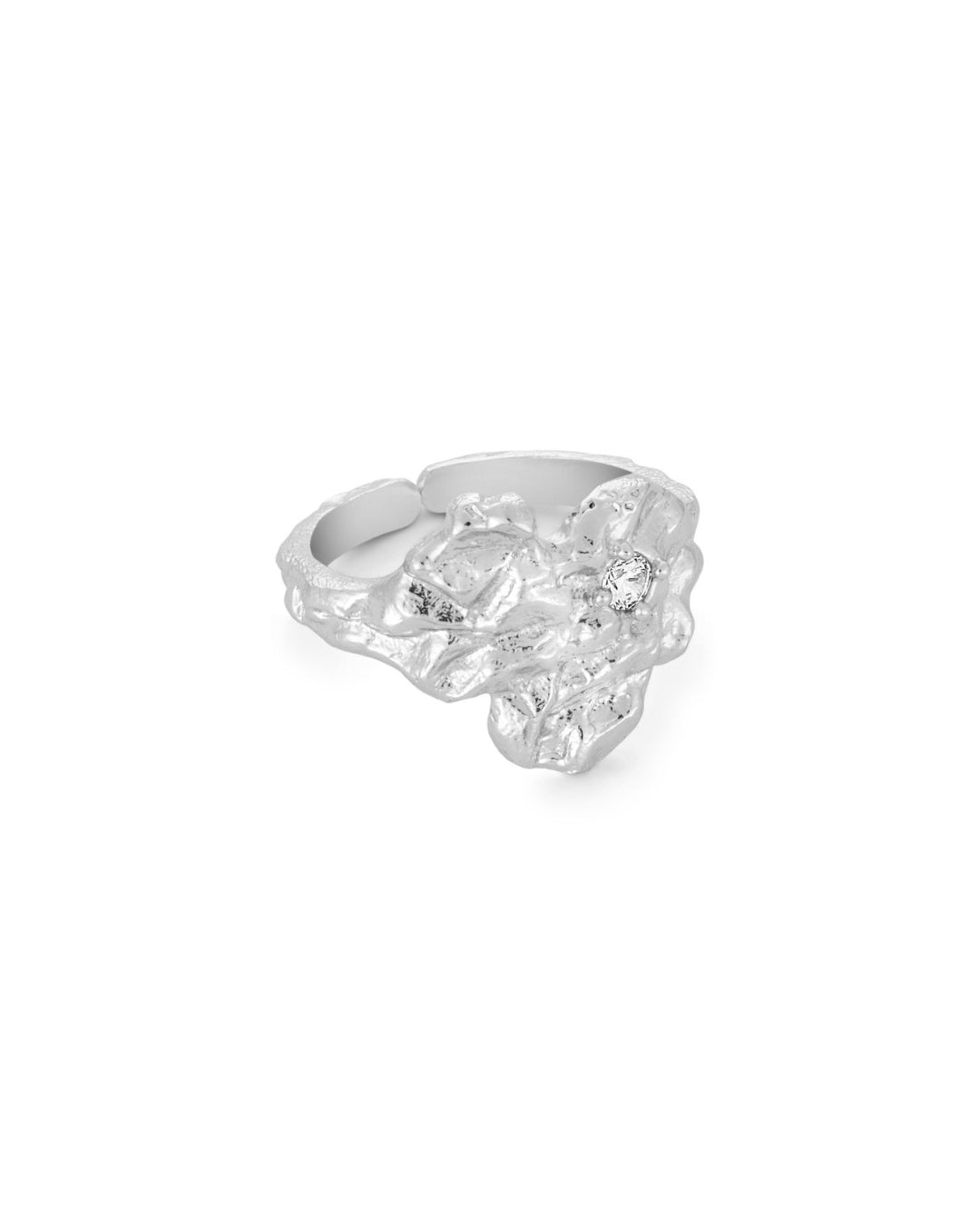 En sølvfarvet ring med en ujævn, skulpturel form er centreret mod en hvid baggrund. En lille diamant er indsat i ringens struktur.