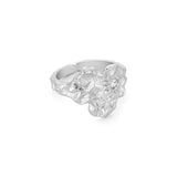 En sølvfarvet ring med en ujævn, skulpturel form er centreret mod en hvid baggrund. En lille diamant er indsat i ringens struktur.