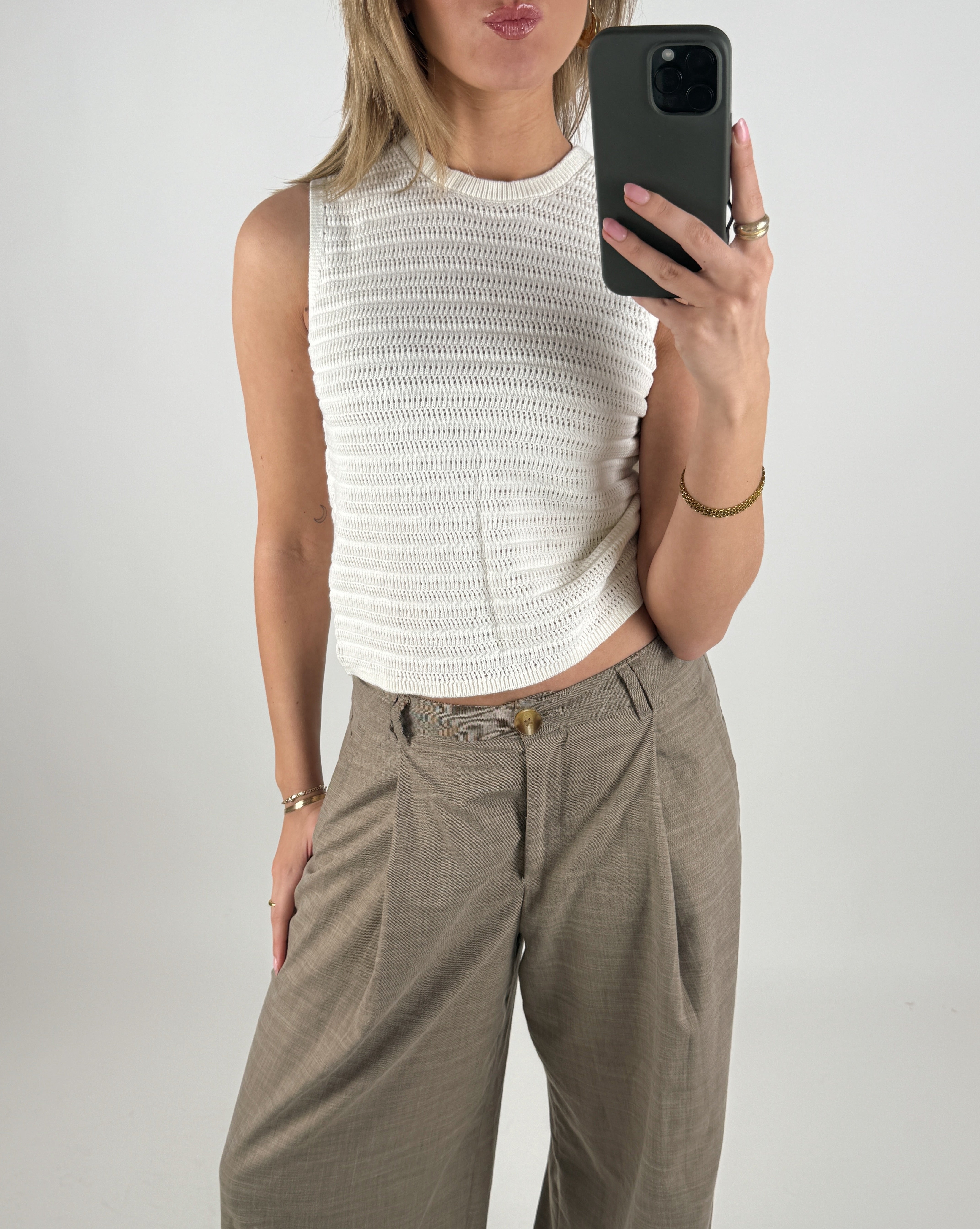 Modelbillede af hvid Zusannah strik top. Set forfra. Fra BySofieSønderby