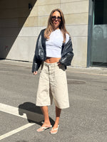 Stemningsbillede af pige der bærer beige KYOTO jorts.  Fra BySofieSønderby