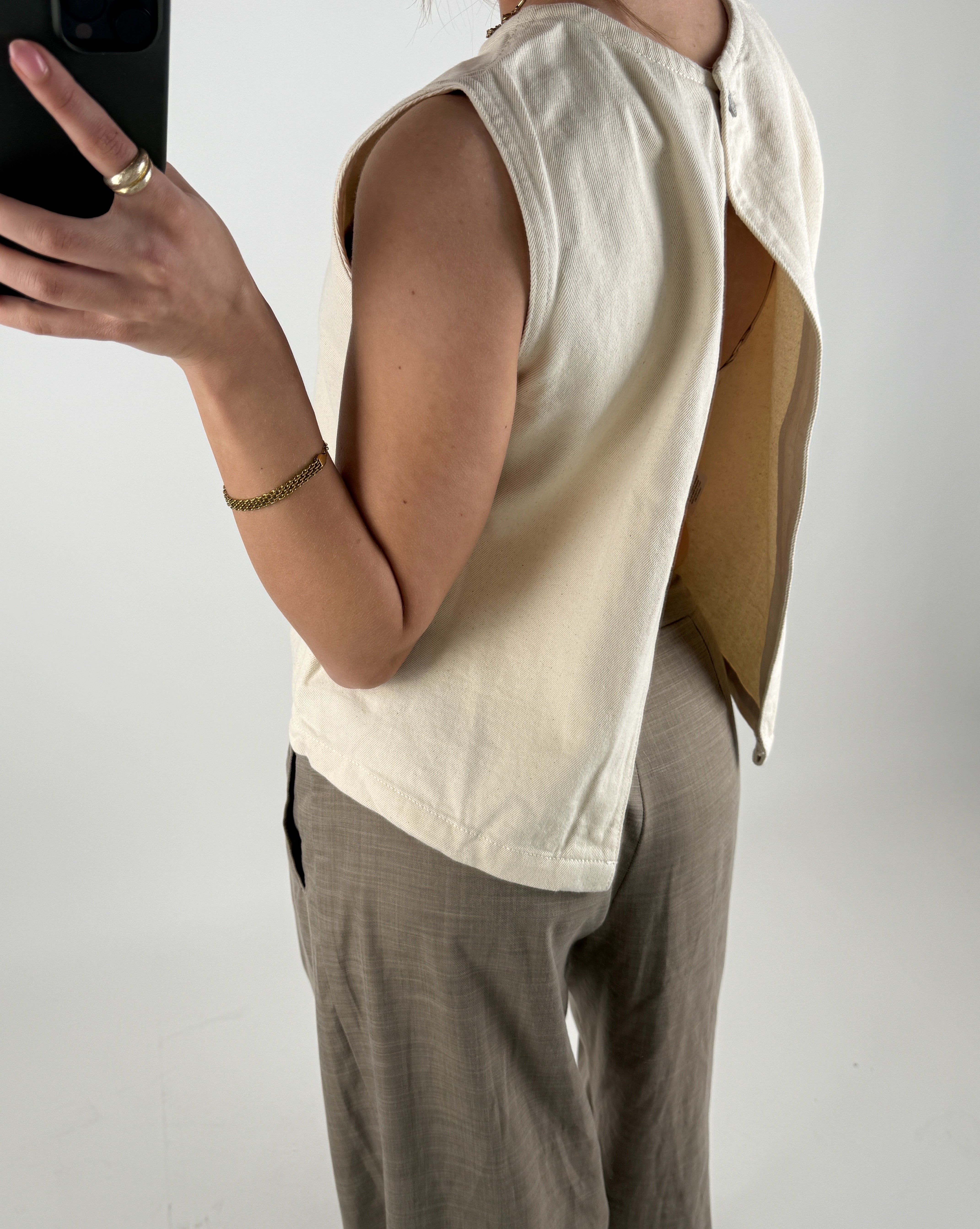 Modelbillede af pige der bærer en beige DORA denim top. Set bagfra. Fra BySofieSønderby