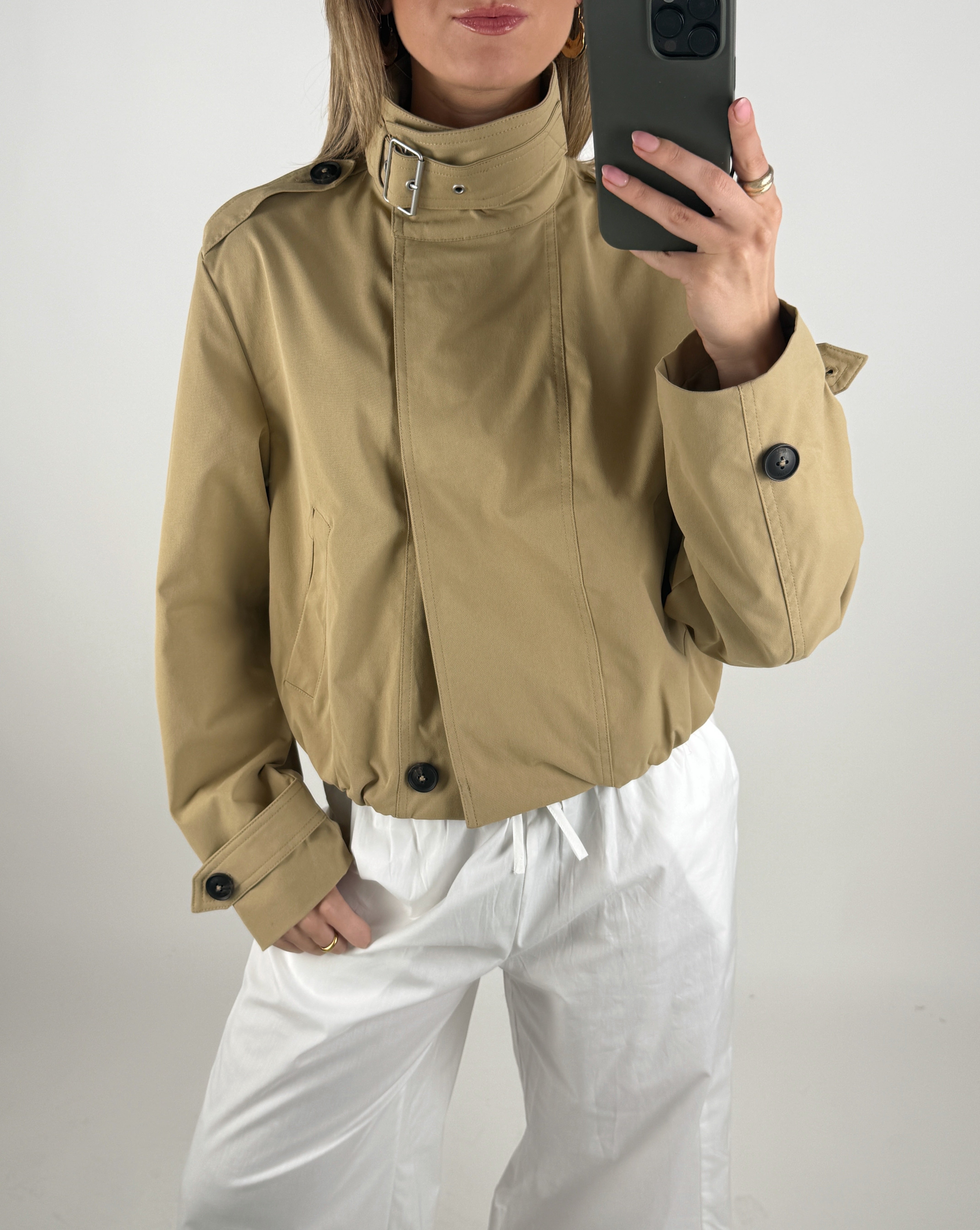 Modelbillede af sand farvet CARO jakke. Set forfra. Fra BySofieSønderby