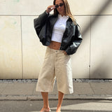 Stemningsbillede af pige der bærer beige KYOTO jorts.  Fra BySofieSønderby