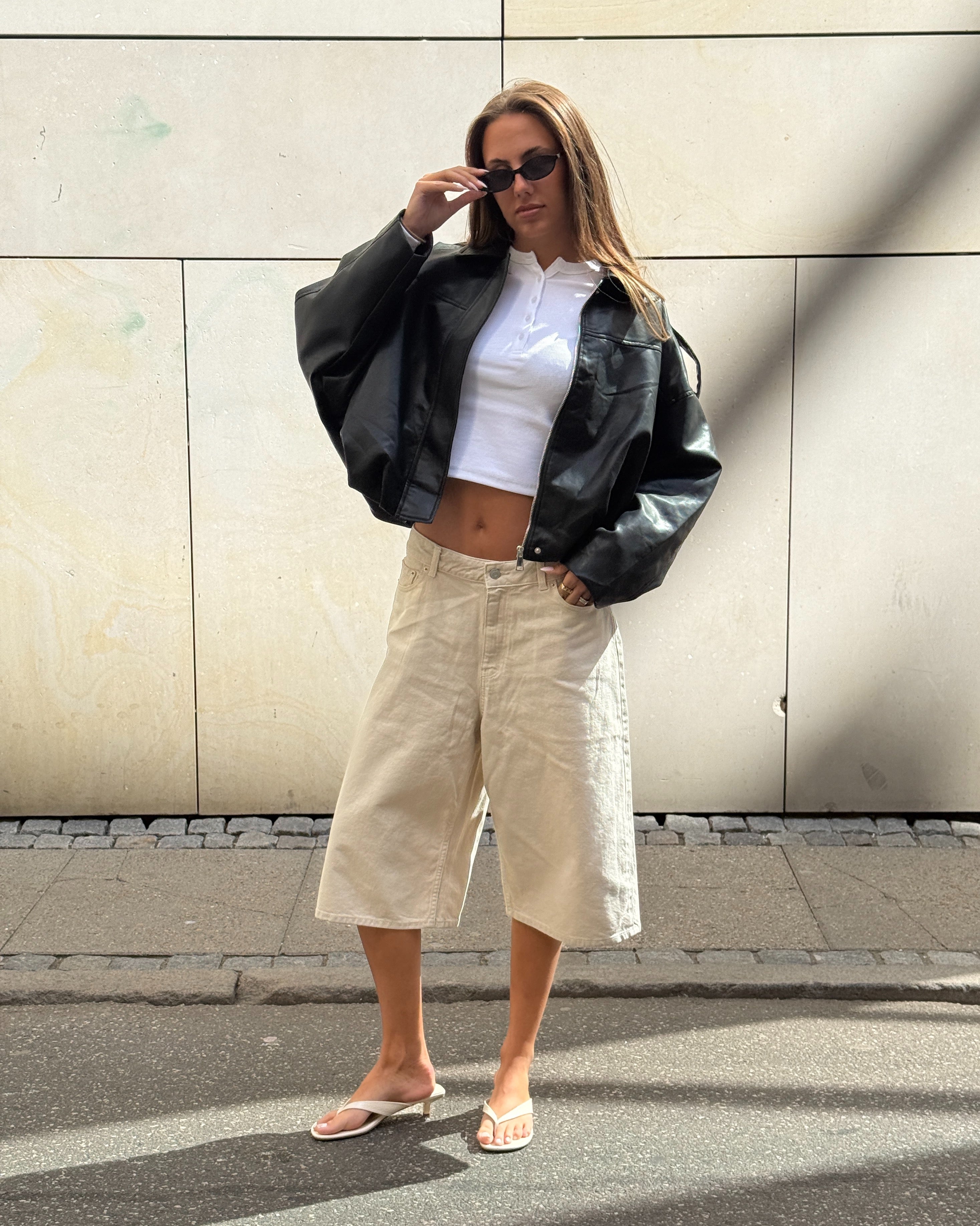 Stemningsbillede af pige der bærer beige KYOTO jorts.  Fra BySofieSønderby