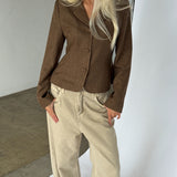 Modelbillede af MAYA blazer i brun. Fra BySofieSønderby