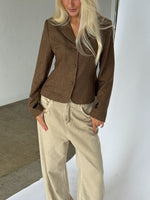 Modelbillede af MAYA blazer i brun. Fra BySofieSønderby