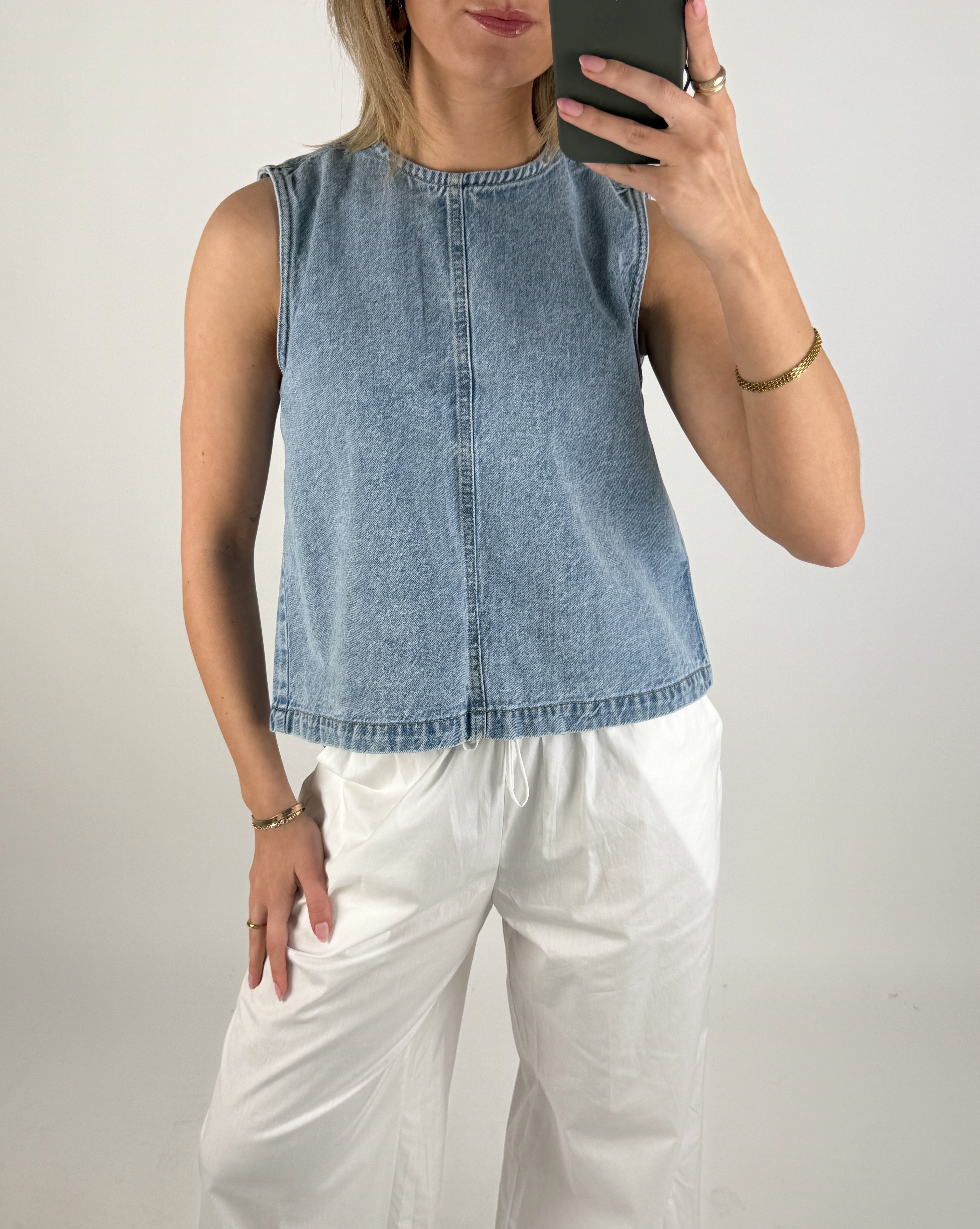 Modelbillede af pige der bærer en blå DORA denim top. Set forfra. Fra BySofieSønderby