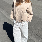 Stemningsbillede af pige der bærer beige TIFFANY jakke.  Fra BySofieSønderby