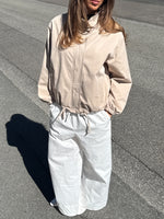 Stemningsbillede af pige der bærer beige TIFFANY jakke.  Fra BySofieSønderby