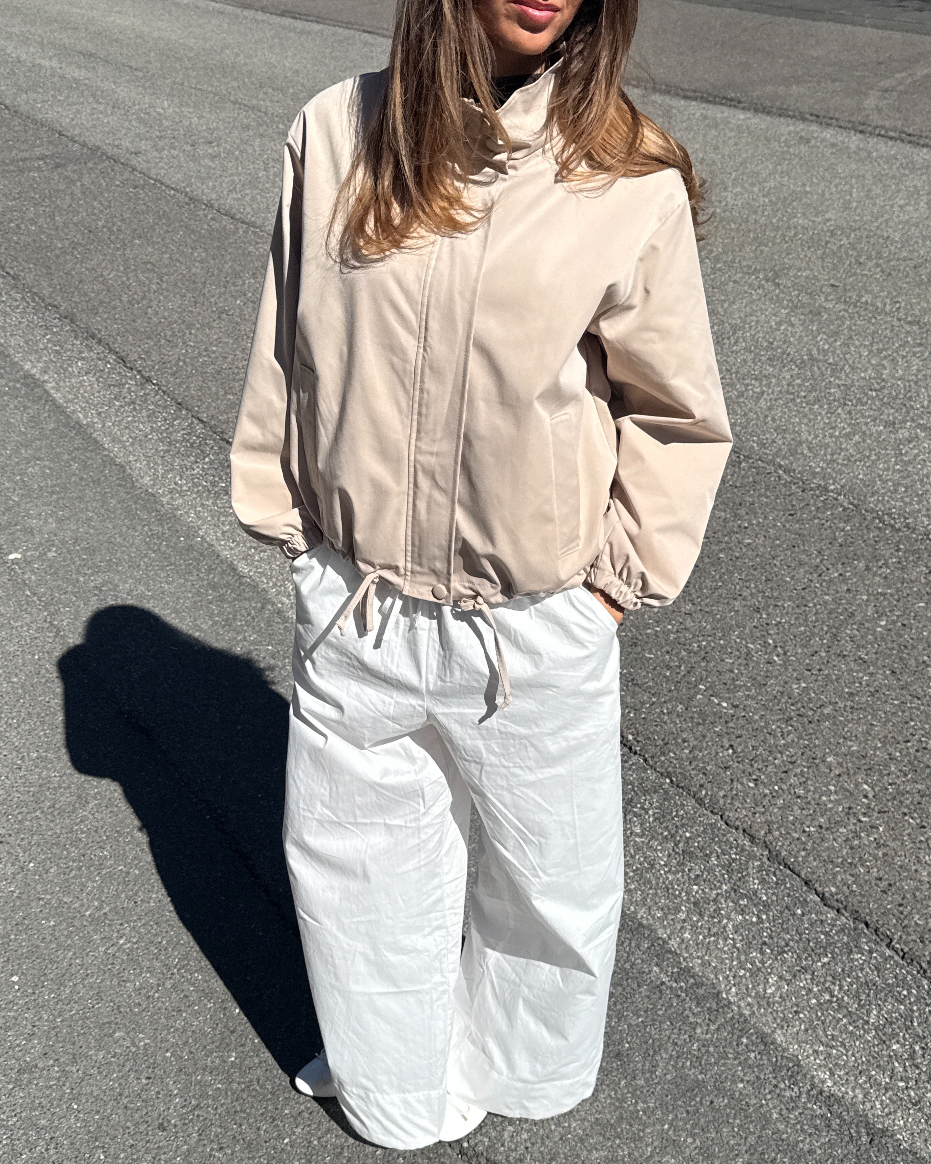 Stemningsbillede af pige der bærer beige TIFFANY jakke.  Fra BySofieSønderby