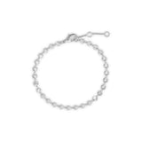 Et sølvfarvet armbånd ligger i en cirkel på en hvid baggrund. Armbåndet har små, cirkulære charms med stråleformede udskæringer.