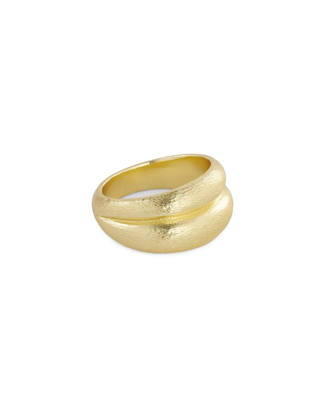 En guldring ligger isoleret på en hvid baggrund. Ringen har en bred, skulpturel form med en rille, der deler den i to sektioner.