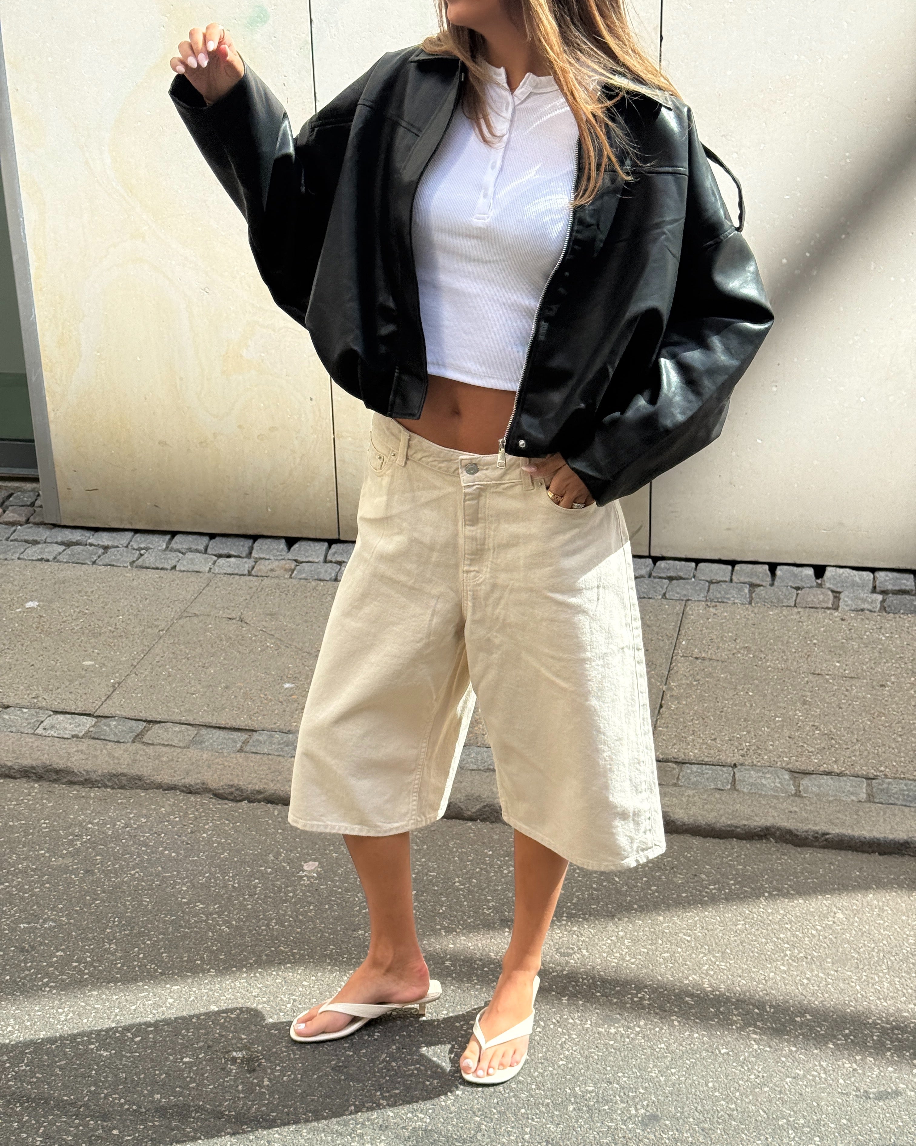 Stemningsbillede af pige der bærer beige KYOTO jorts.  Fra BySofieSønderby