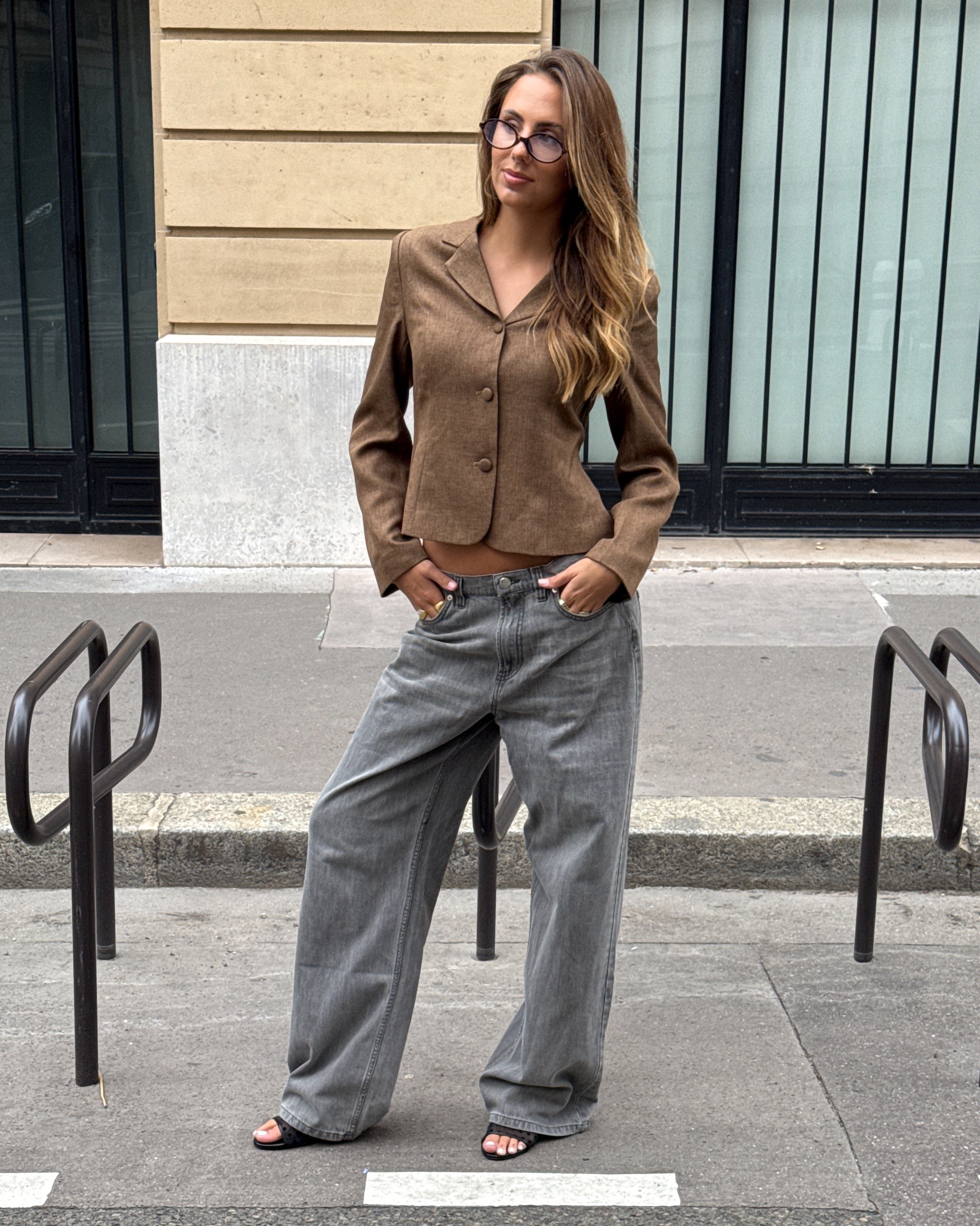 Modelbillede af MAYA blazer i brun. Fra BySofieSønderby