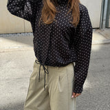 Stemningsbillede af pige der bærer beige KYOTO jorts og sort RHEA jakke.  Fra BySofieSønderby