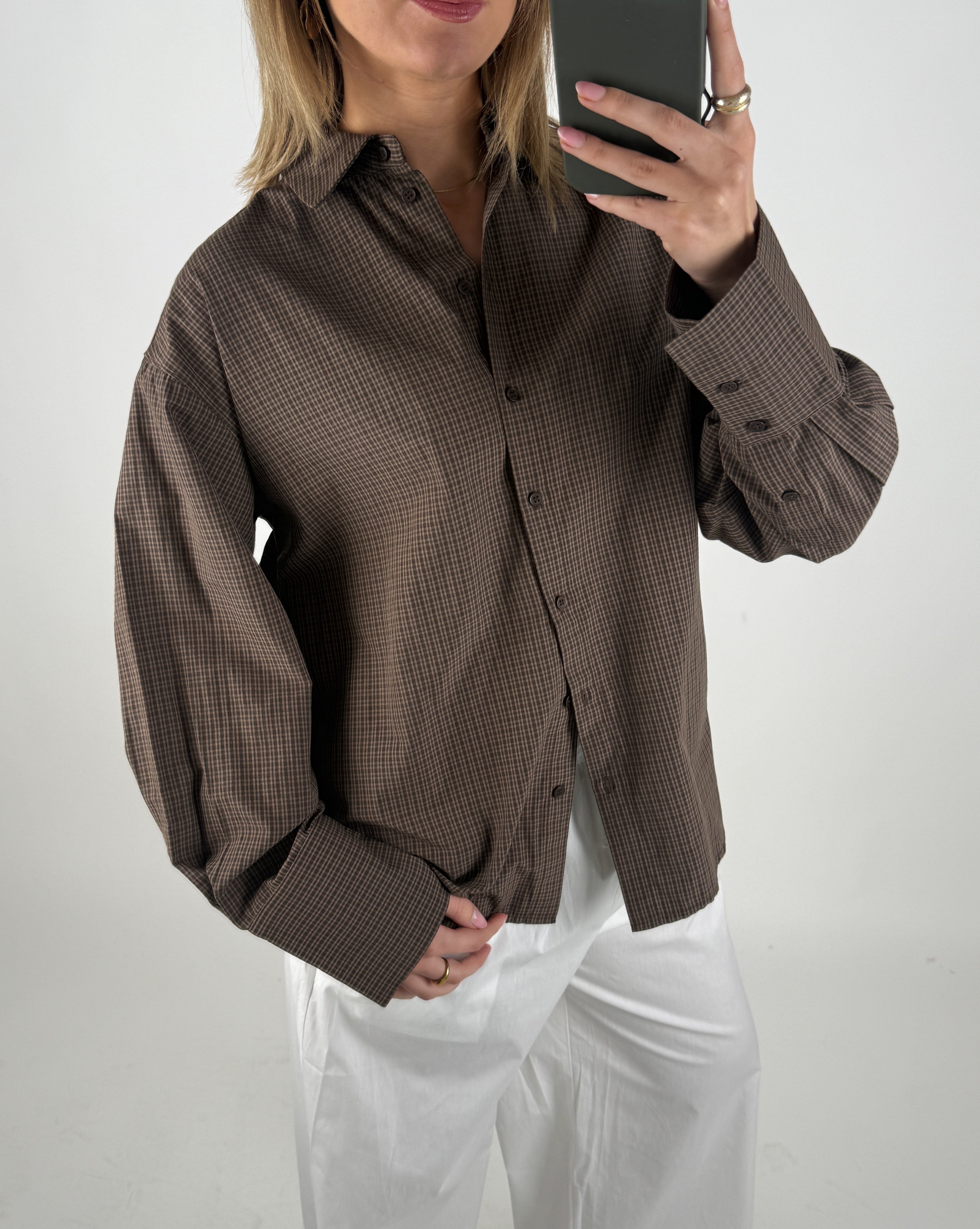 Modelbillede af brun BELLA skjorte. Set forfra. Fra BySofieSønderby